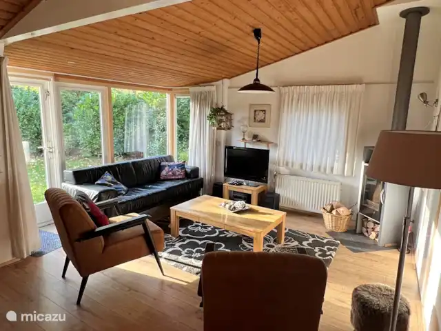 Maison de plain-pied 48 | Pays-Bas, Drenthe, Exloo - bungalow Beau salon spacieux joliment meublé avec vue sur le magnifique jardin. Vous pouvez également ouvrir les portes de la terrasse et utiliser la terrasse ou le magnifique jardin. salon de jardin et parasol à disposition .