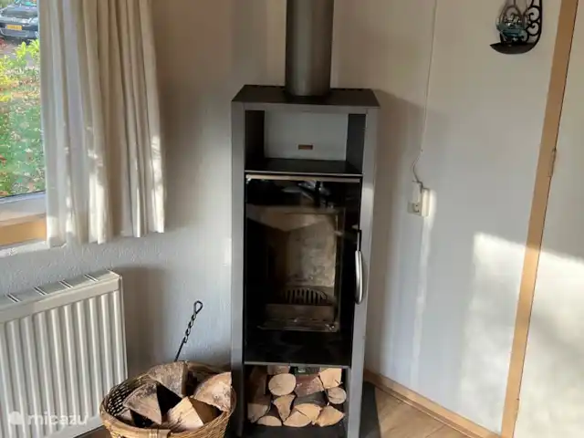 Maison de plain-pied 48 | Pays-Bas, Drenthe, Exloo - bungalow Par temps froid, vous pouvez utiliser ce poêle à bois pour créer une atmosphère chaleureuse à la maison.
Vous pouvez utiliser le bois de chauffage disponible à l'abri de jardin.
Le bungalow dispose du chauffage central.