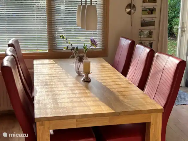 Maison de plain-pied 48 | Pays-Bas, Drenthe, Exloo - bungalow Salle à manger spacieuse avec grande table et 6 chaises.