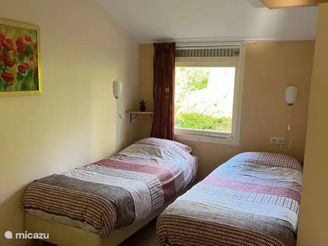 Maison de plain-pied 48 | Pays-Bas, Drenthe, Exloo - bungalow Chambre 1
Sommiers 2 x 1 personne avec placard de rangement pour les vêtements.