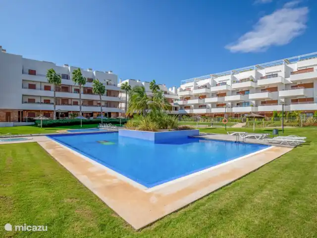 Terrazas de Campoamor huren in Spanje, Costa Blanca, Orihuela Costa - appartement Groot gemeenschappelijk zwembad in een prachtige tuin met ligstoelen en parasols