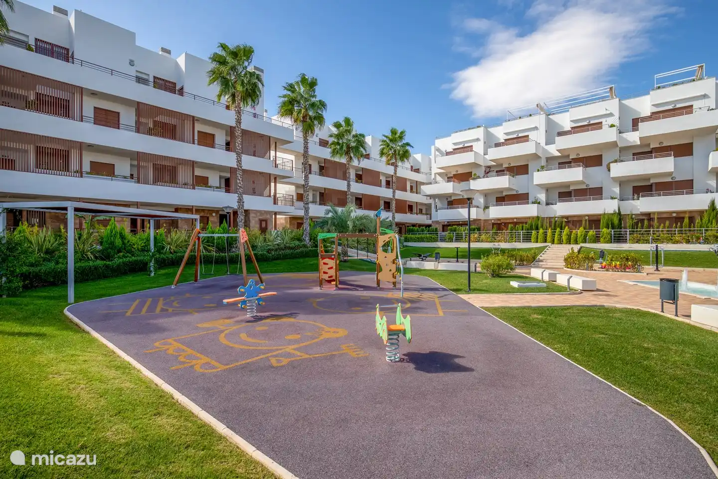 Spielplatz für die Kleinen, Fitnessgeräte und Pétanque-Platz