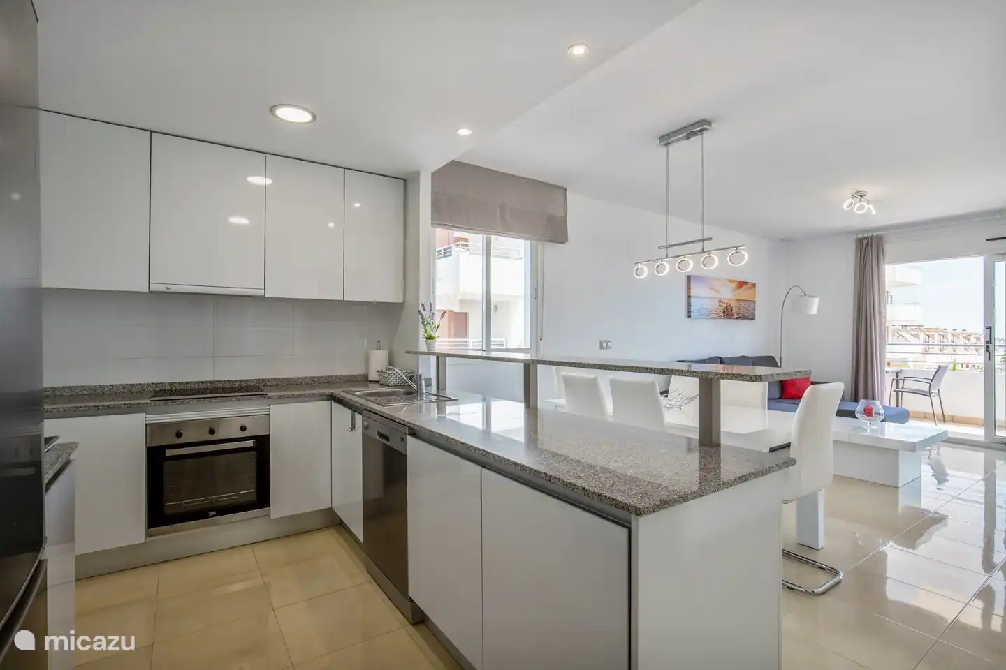 Super ausgestattete offene Küche