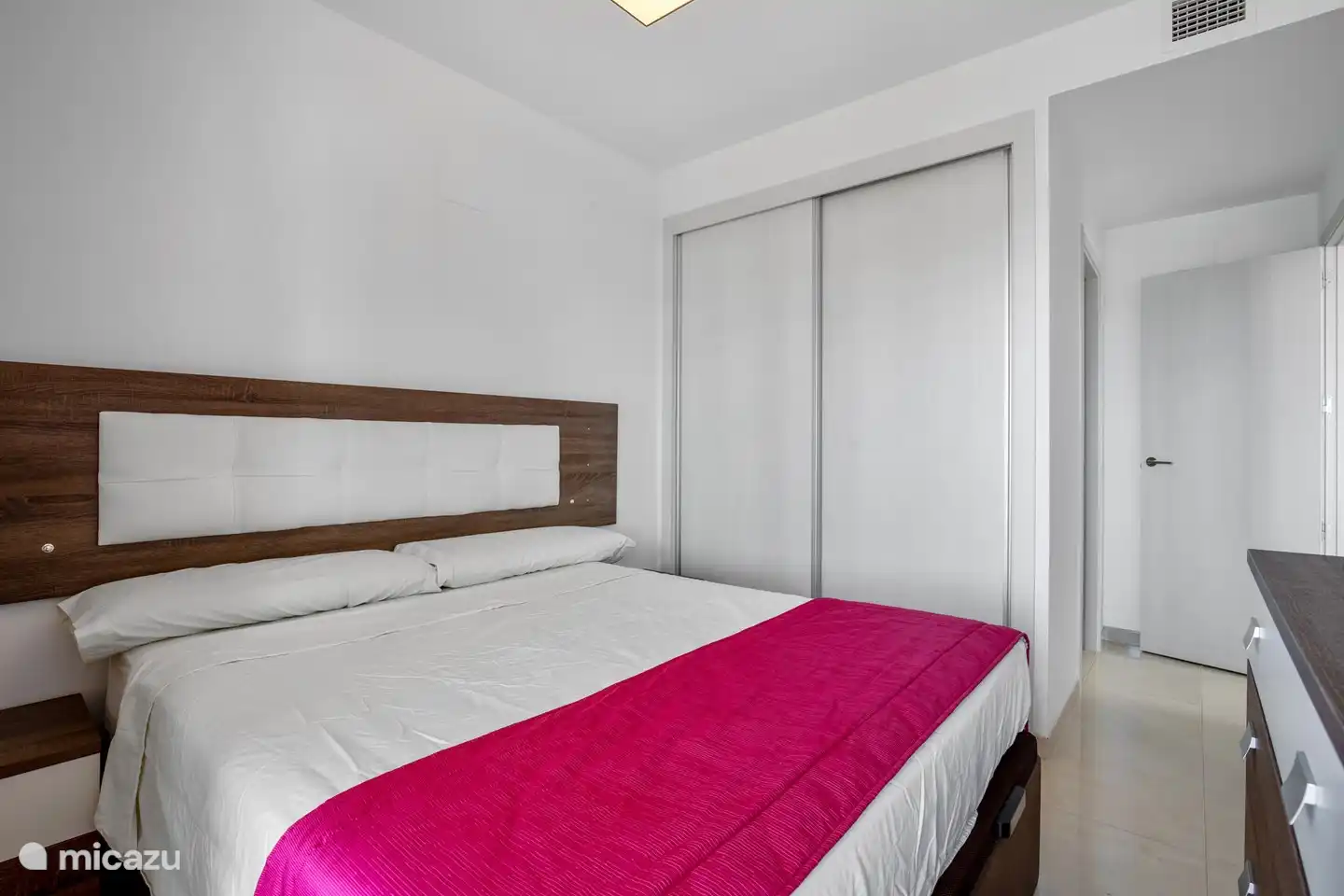 Hauptschlafzimmer mit Kingsize-Bett