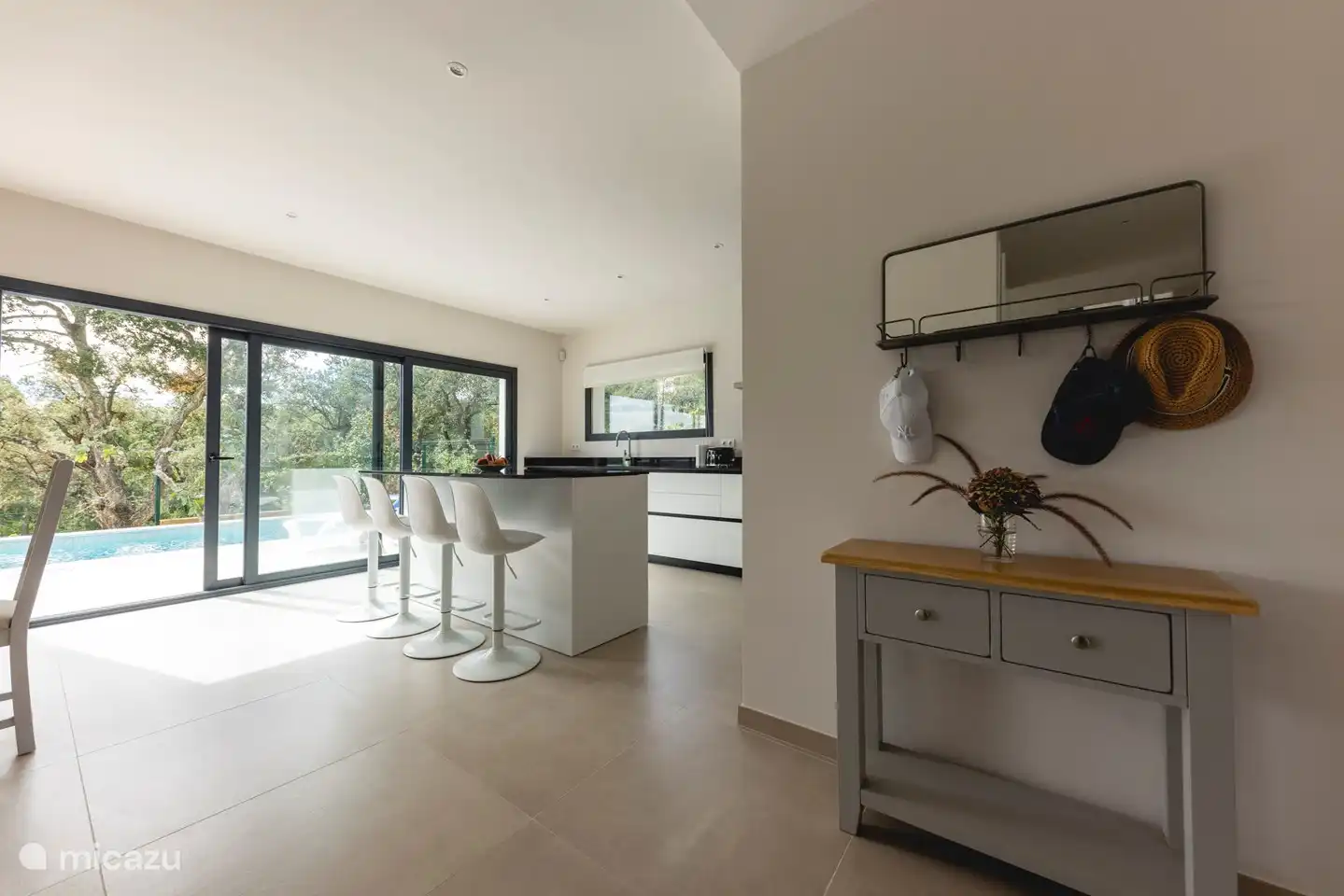 Cuisine ouverte avec entrée sur la terrasse