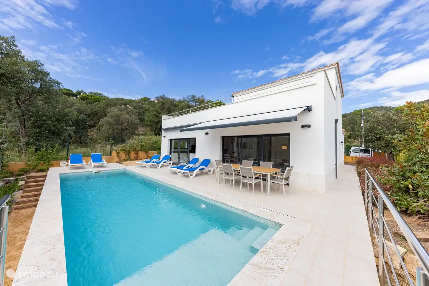 piscine avec terrasse, auvents