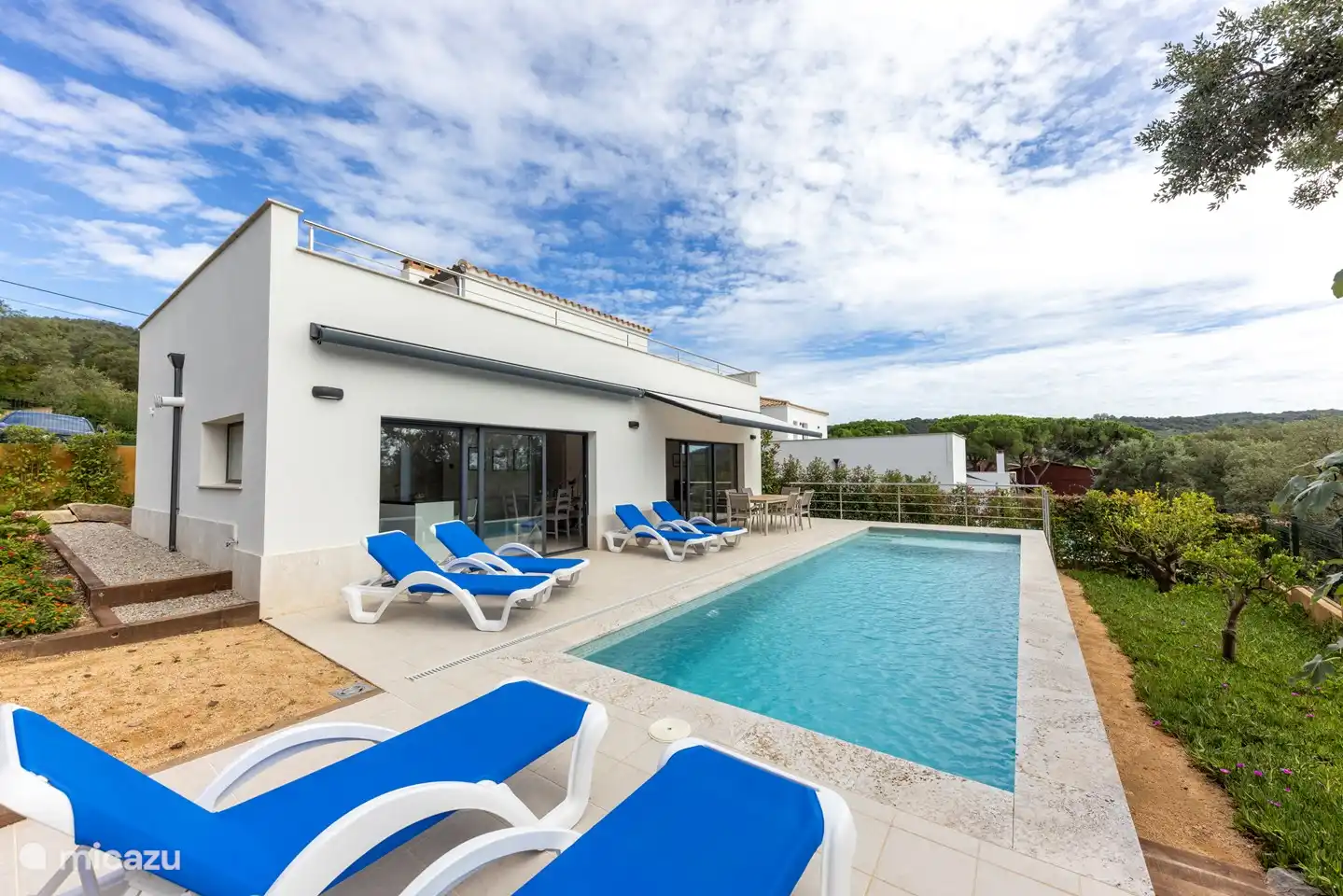 terrasse à côté de la piscine