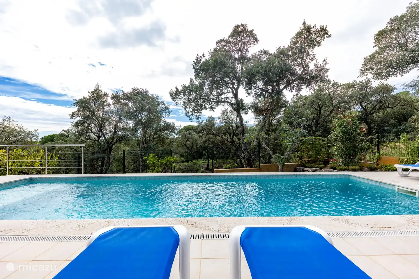 le jardin est clôturé et à côté d'une réserve naturelle