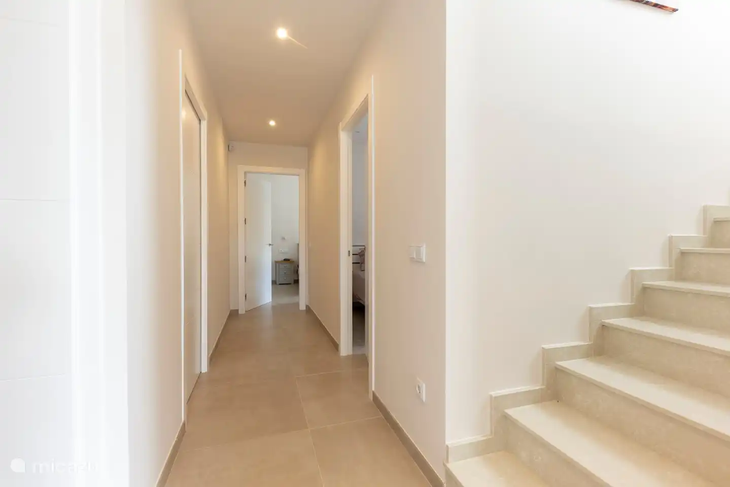 couloir vers 1 chambre double avec salle de bain attenante, 1 chambre double, salle de bain séparée.