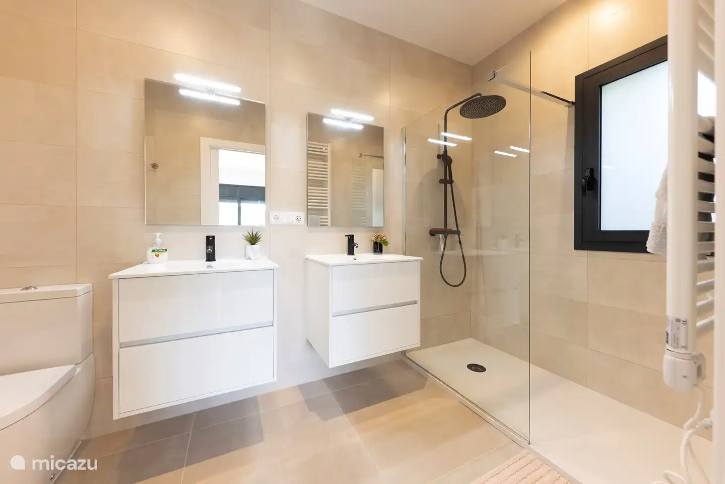 salle de bain attenante dans la chambre 2 pers au rez-de-chaussée.