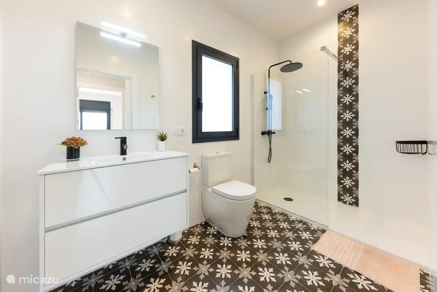 salle de bain séparée au rez-de-chaussée