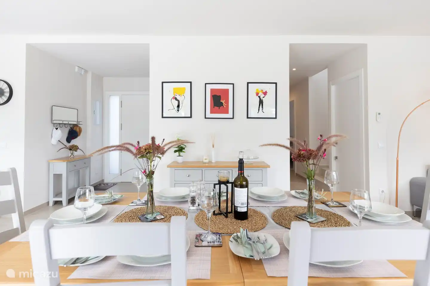grande table à manger dans la cuisine/le salon
