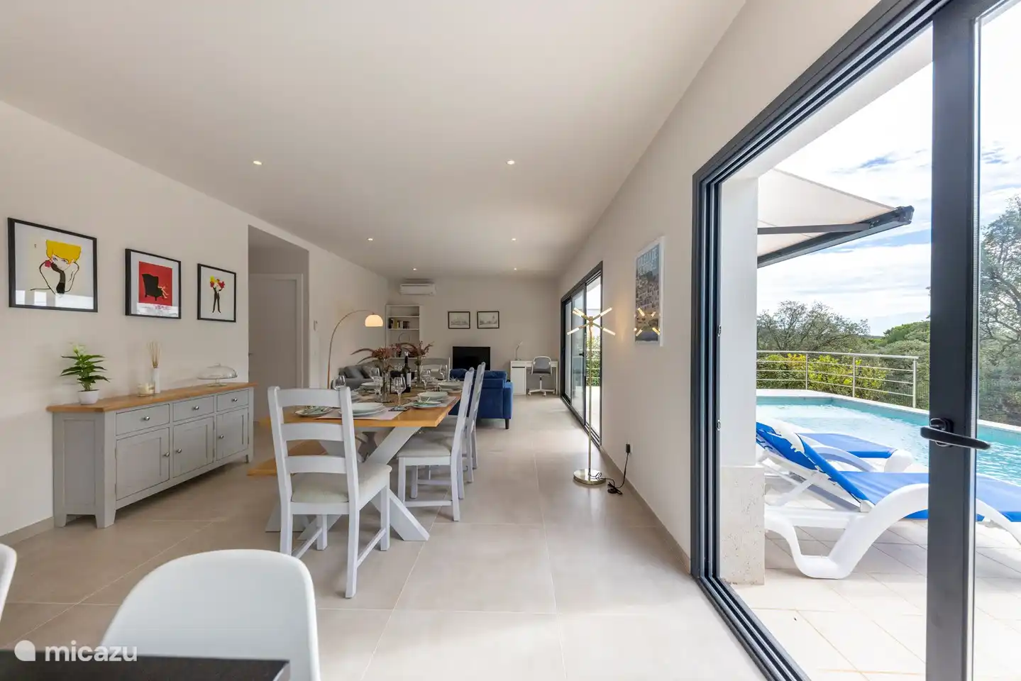 passage vers le salon avec portes coulissantes vers la terrasse de la piscine