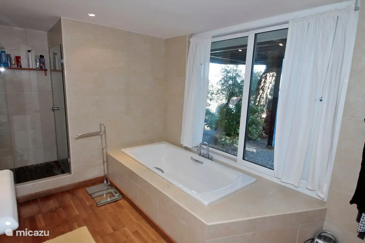 1/4 en-suite bathroom in 2 person bedroom ground floor