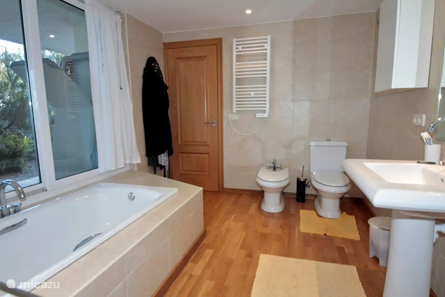 1/4 en-suite bathroom in 2 person bedroom ground floor