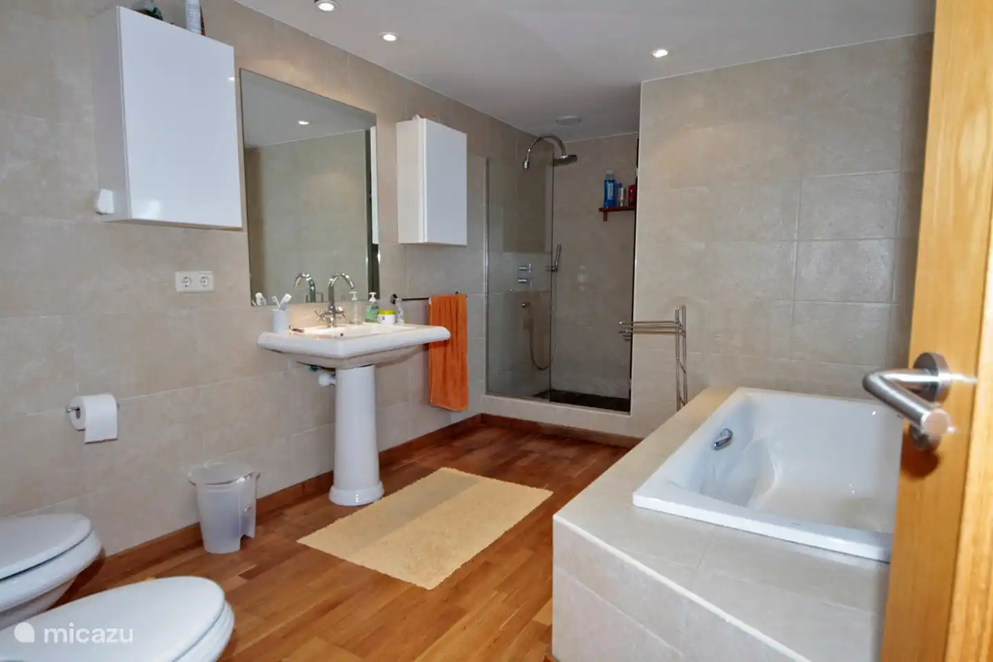 1/4 en-suite bathroom in 2 person bedroom ground floor