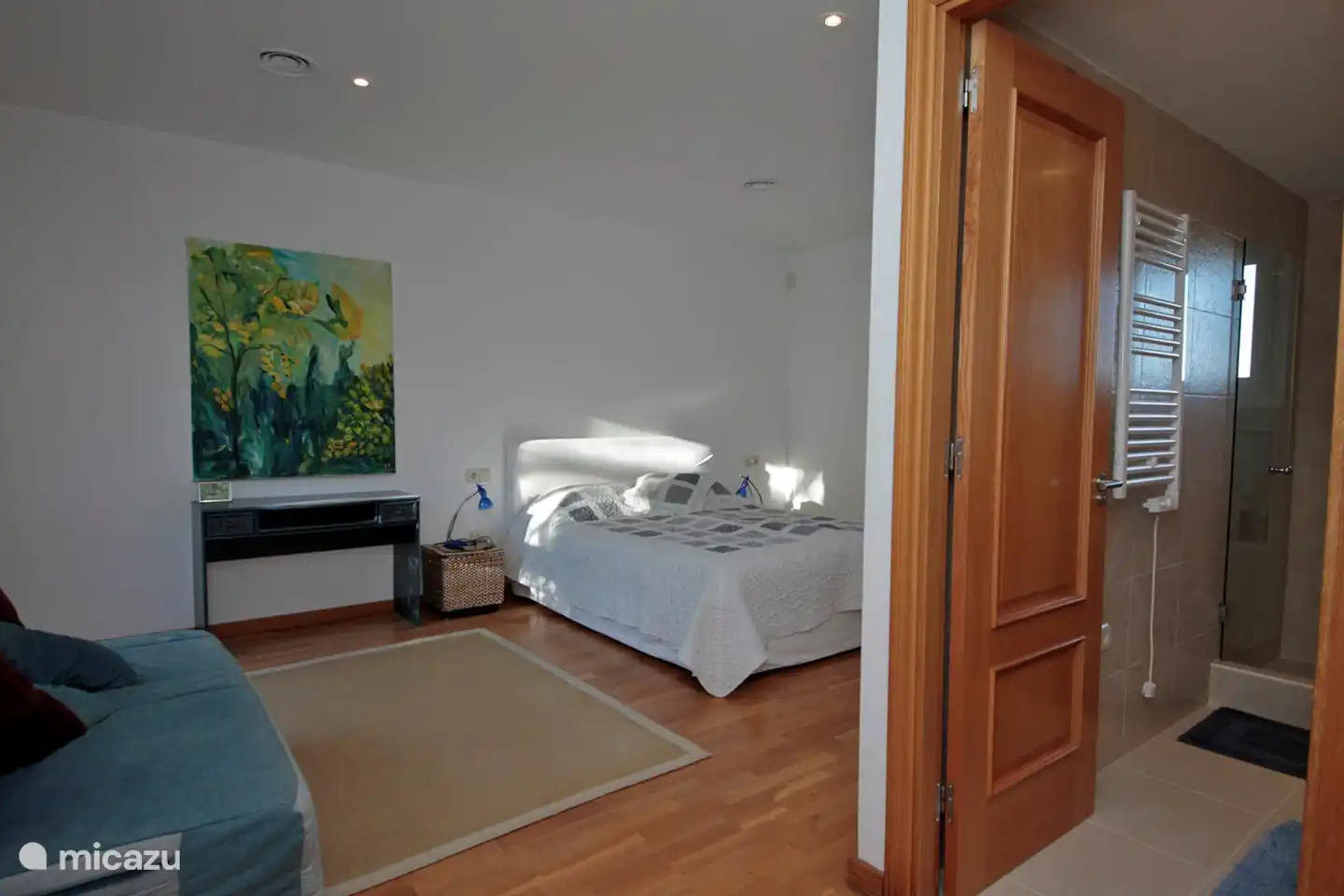 2/4 double bedroom 1st floor (intermediate floor), with en-suite bathroom