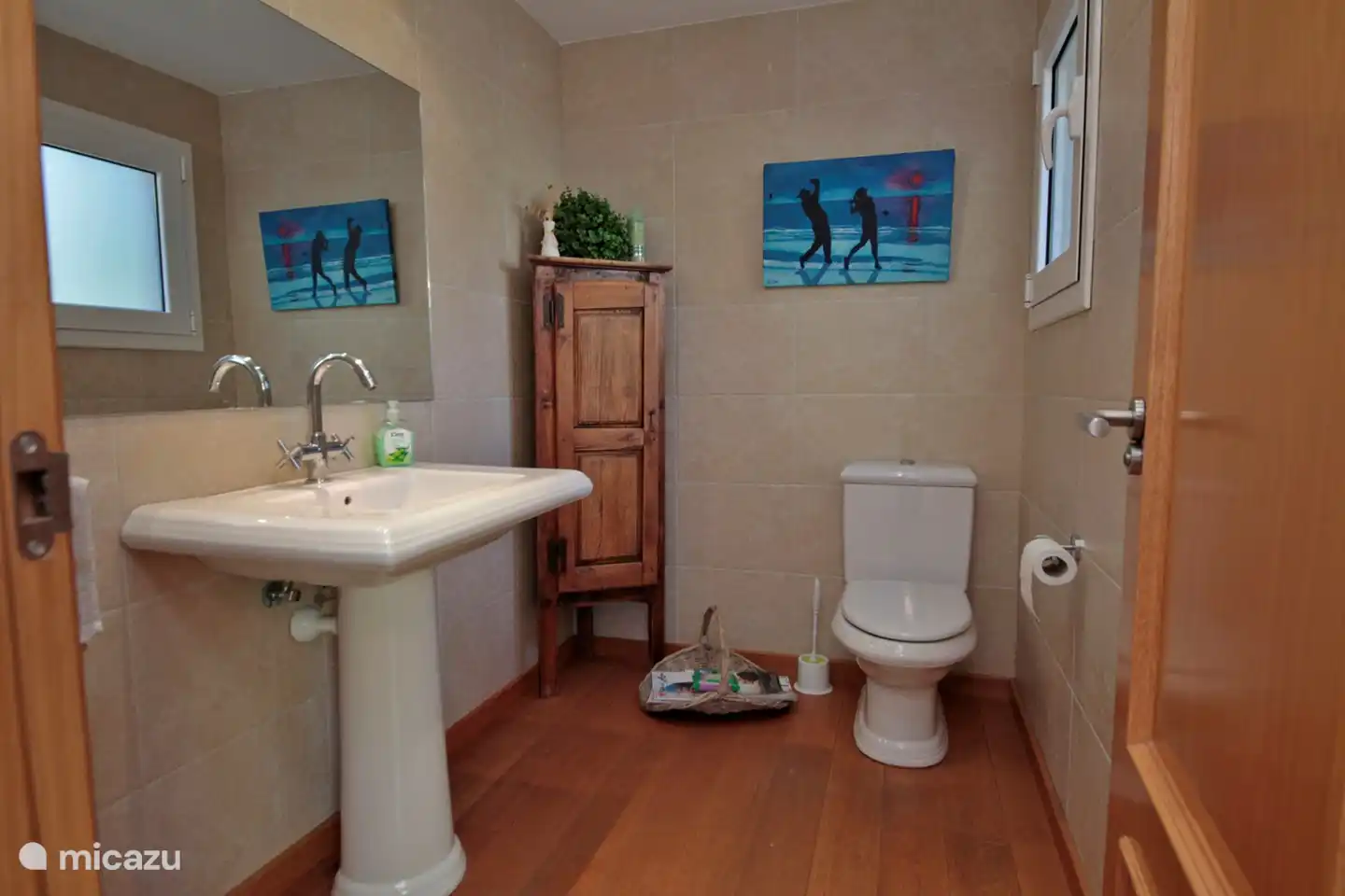 4/4 separate toilet on the floor