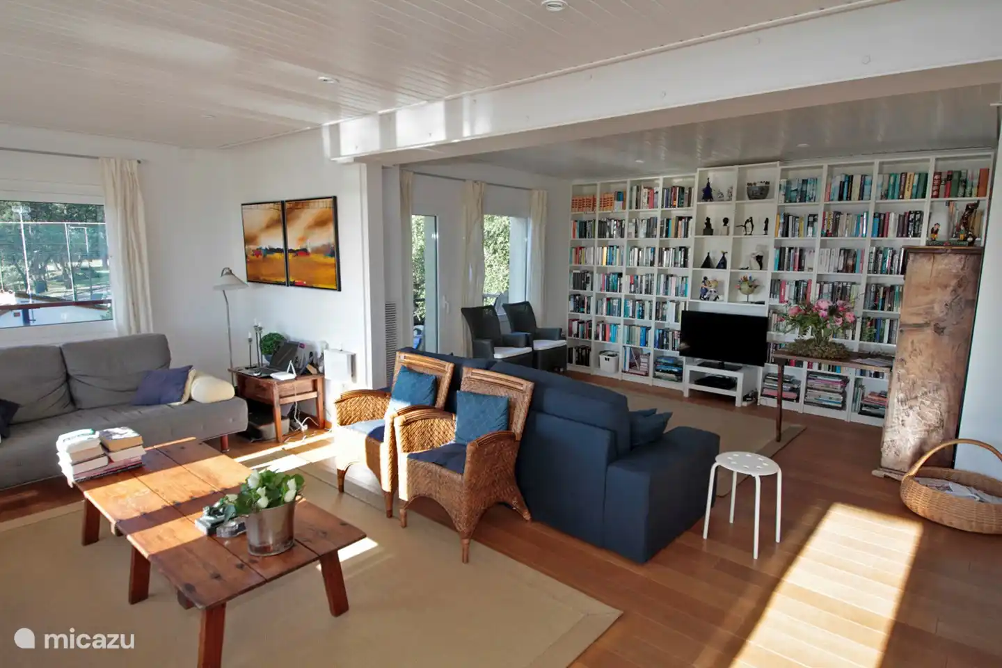 very pleasant large living room