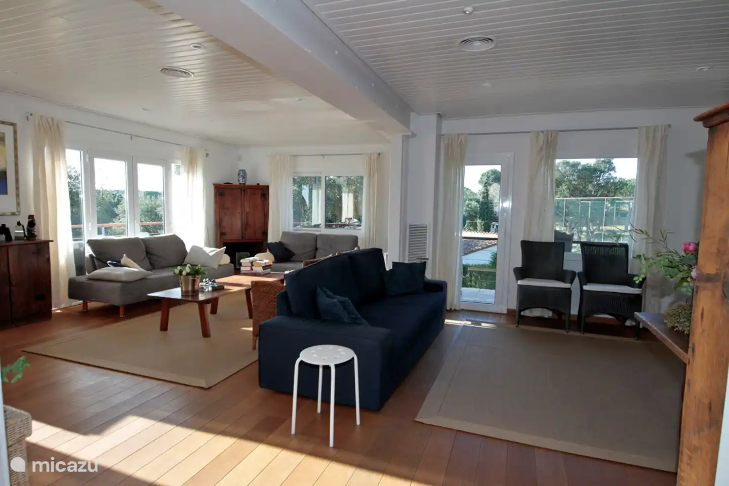 very pleasant large living room