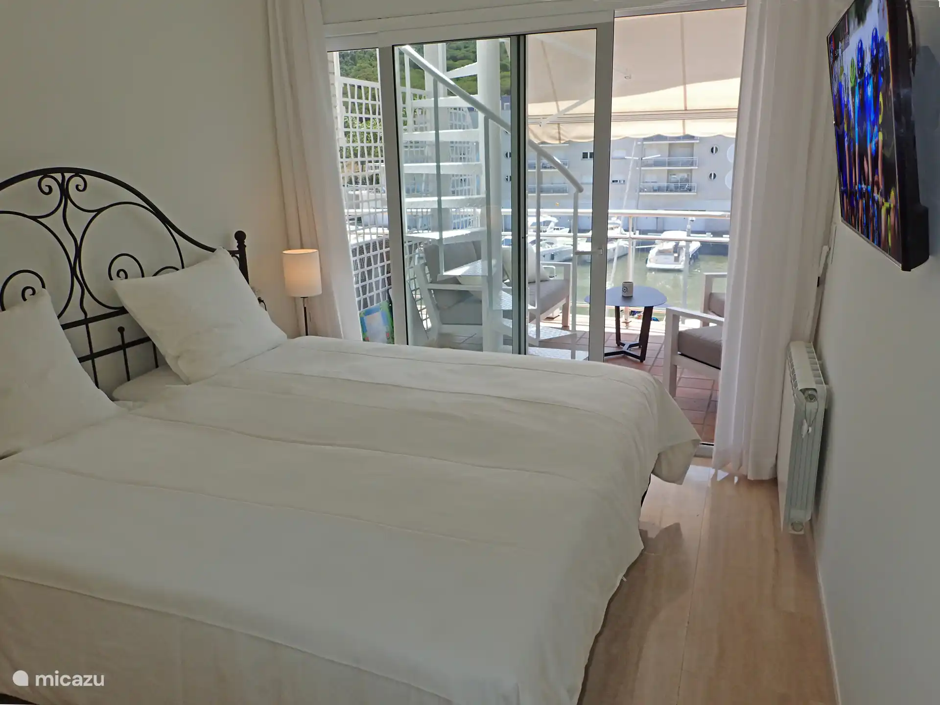 2 person bedroom with direct entrance to the terrace on the harbor side and an ensuite bathroom
