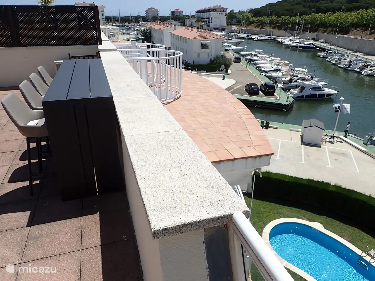 Roof terrace with views over the harbor and the community pool