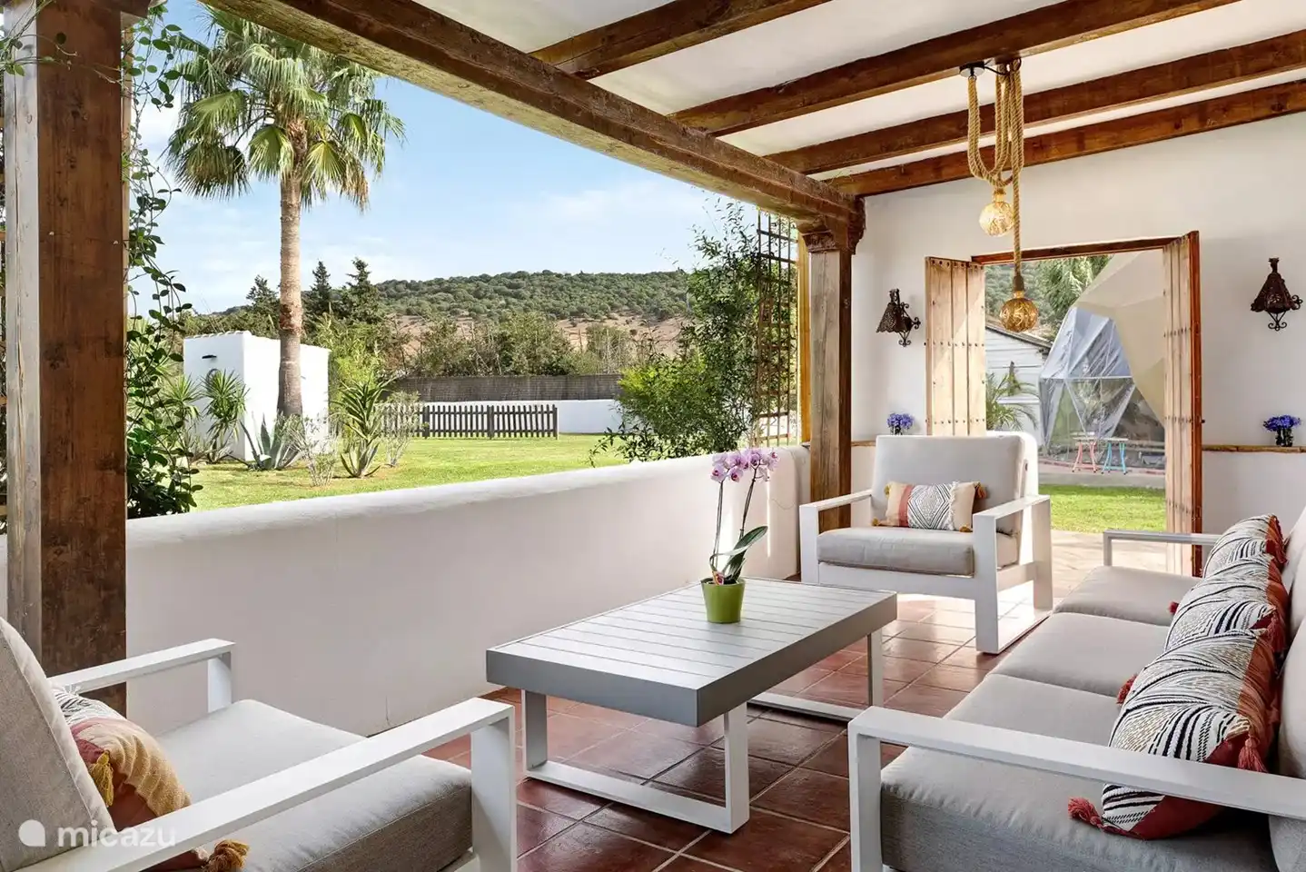 porche lounge area la casa