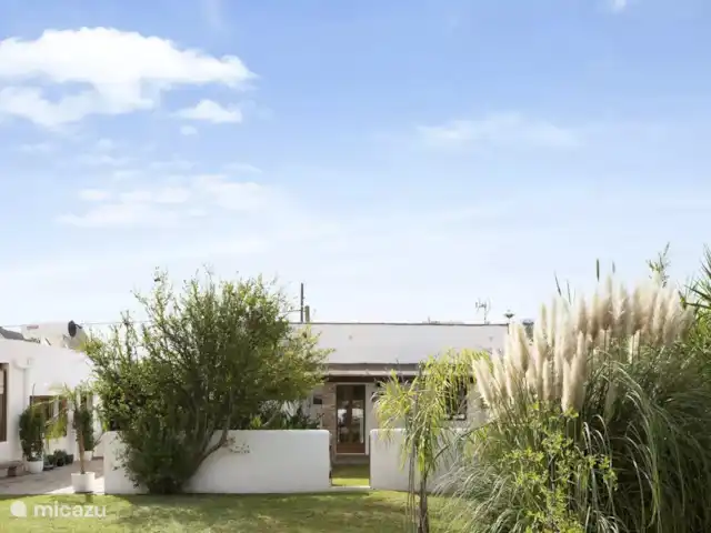 VillaLaLuna | Espagne, Andalousie, Vejer de la Frontera - finca vue sur le jardin à l'arrière de la casita
