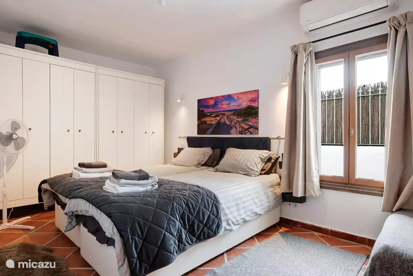 chambre 2 : convient pour 2 adultes + 1 enfant climatisation