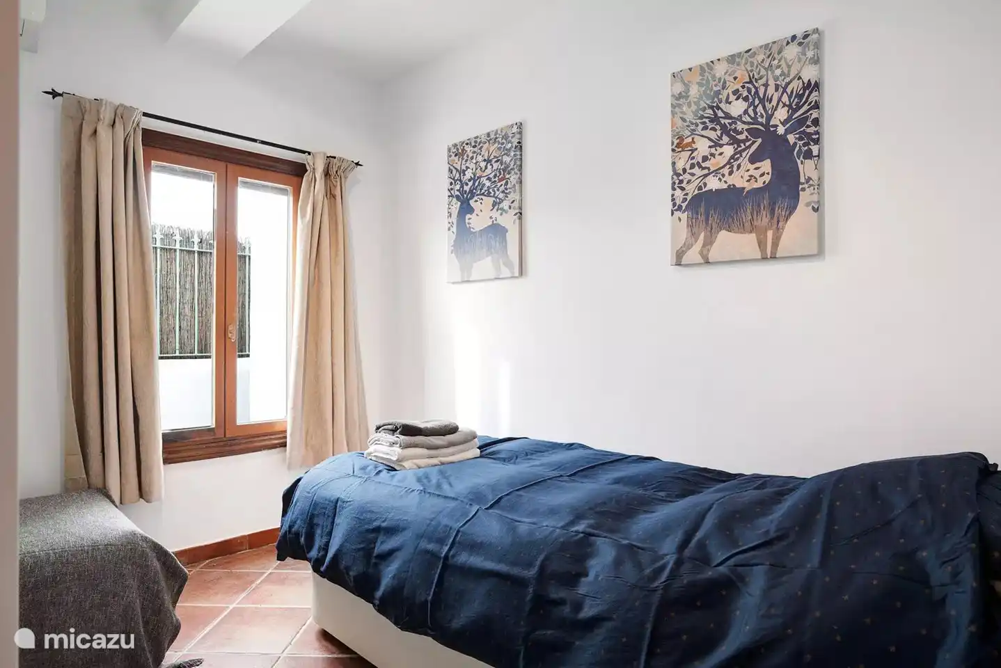 Petite chambre : convient pour 1 adulte + 1 enfant (90 x 200 + 80 x 20 valentuna) climatisation