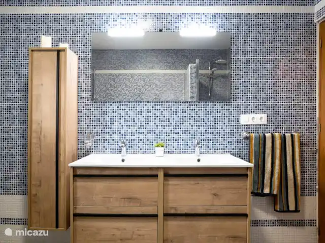 Villa LaLuna 'LaCasa' | Espagne, Andalousie, Vejer de la Frontera - finca salle de bain avec douche, baignoire, double vasque