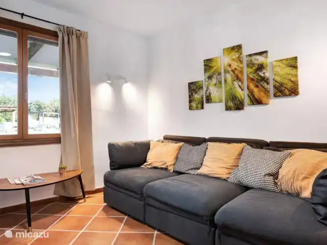 Villa LaLuna 'LaCasa' | Espagne, Andalousie, Vejer de la Frontera - finca salon/chambre d'amis canapé-lit avec 3 (!) lits pliants avec matelas sur le pont supérieur pour 2 adultes + 1 enfant ventilateur de plafond