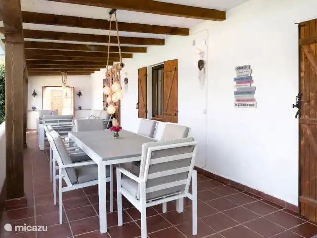 Villa LaLuna 'LaCasa' | Espagne, Andalousie, Vejer de la Frontera - finca terrasse avec table à manger pour 12 personnes + ensemble salon