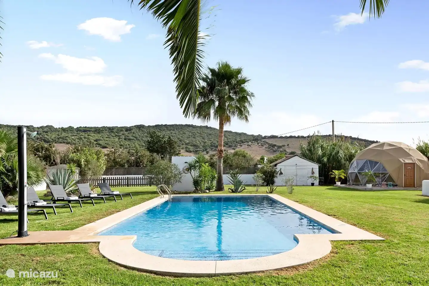 piscine  6 x 10 avec douche solaire