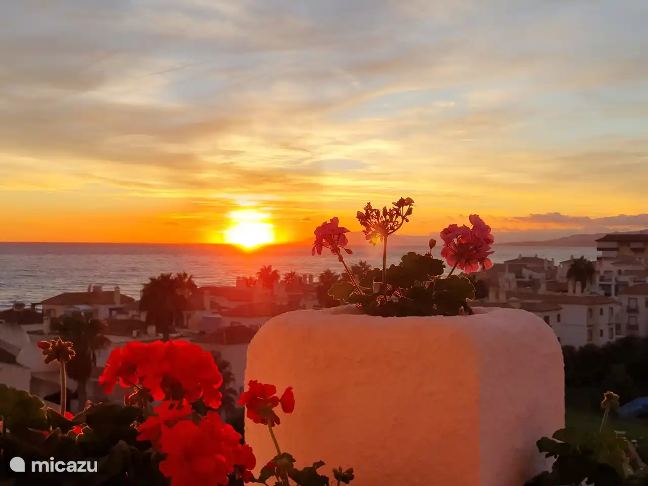 Blick auf die Westterrasse mit Sonnenuntergang