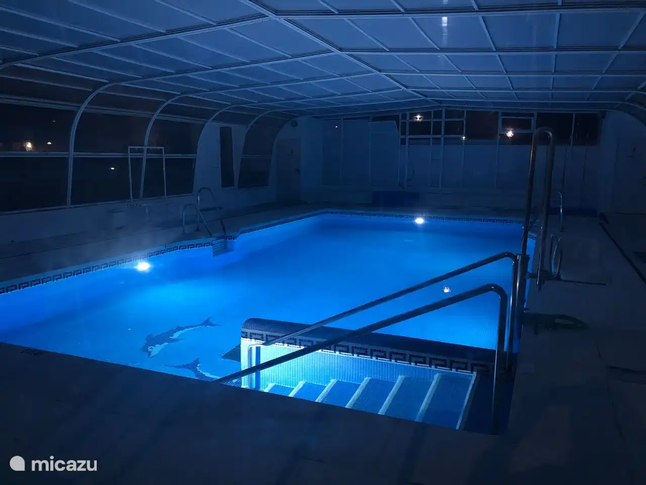 überdachtes, beheiztes Schwimmbad