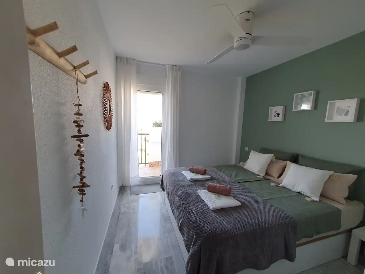 Schlafzimmer mit Doppelbett (160 x 200 cm)