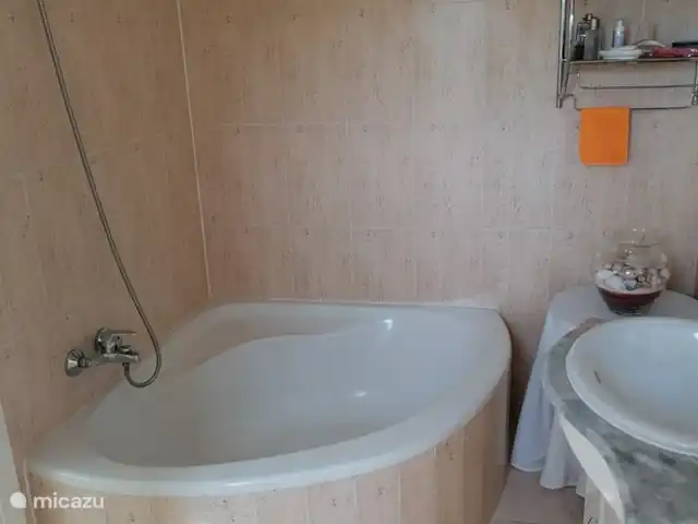 Villa Luna en La Marina en España, Costa Blanca, La Marina - villa Baño adyacente al dormitorio con bañera.