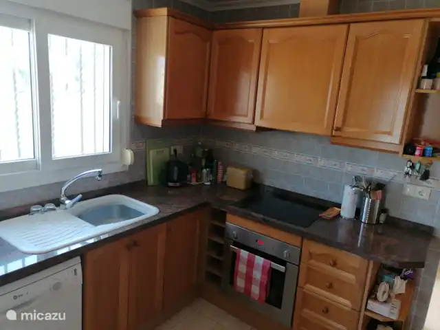 Villa Luna en La Marina en España, Costa Blanca, La Marina - villa Cocina equipada con lavavajillas, microondas, vitrocerámica eléctrica y horno