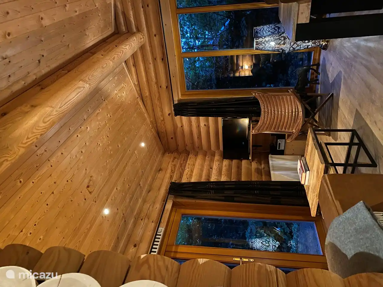 Sala de estar con televisión y equipo de música