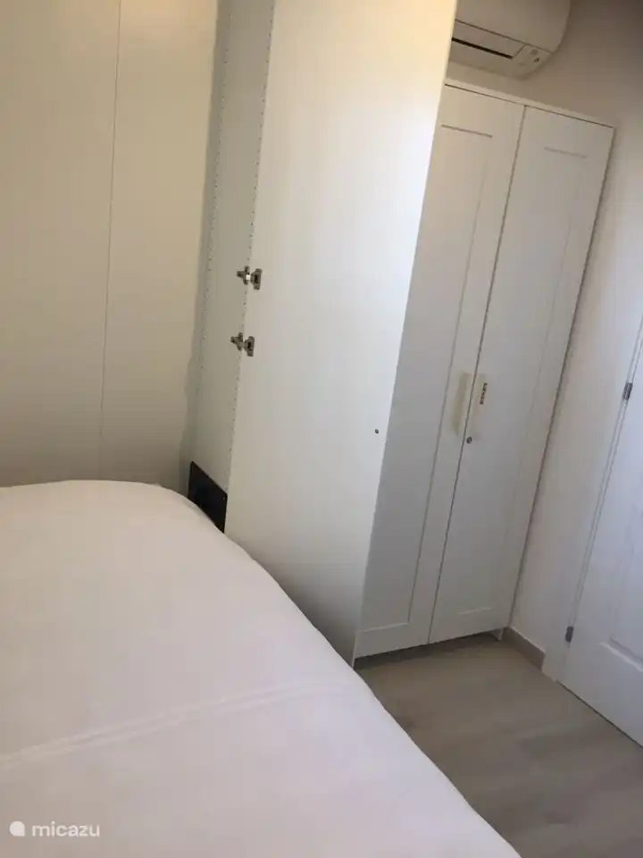 Schlafzimmer mit 1 Personenbett, mit Klimaanlage