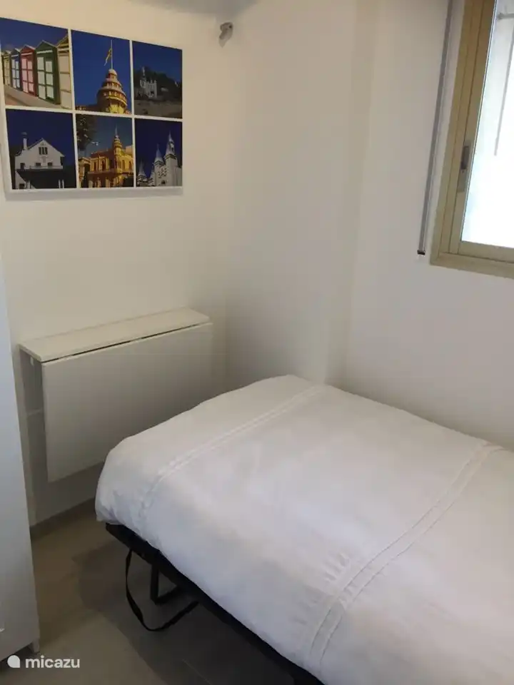 Schlafzimmer mit 1 Personenbett, mit Klimaanlage