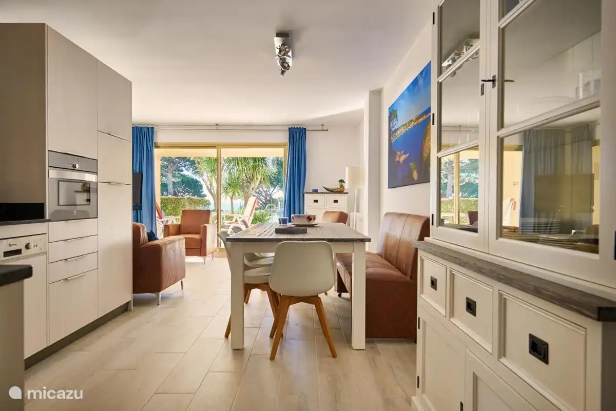 Offene Küche und Wohnzimmer, mit direktem Zugang zur Terrasse