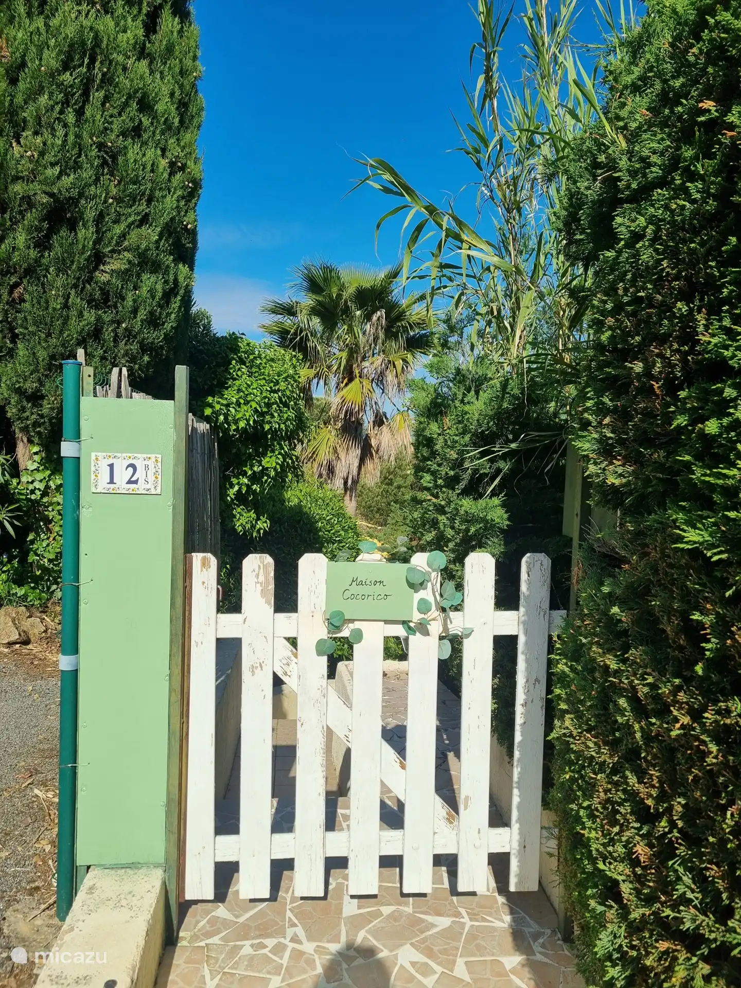 Willkommen im Maison Cocorico. Neben dem Eingangstor befinden sich zwei Parkplätze des Hauses. 