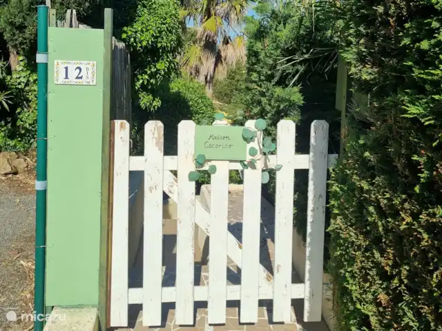 Maison Cocorico vista sin obstáculos en Francia, Costa Azul, Cogolin - casa vacacional Bienvenidos a Maison Cocorico. Junto a la puerta de entrada se encuentran dos plazas de aparcamiento de la casa.