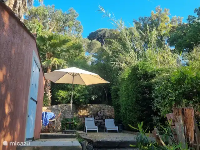 Maison Cocorico vista sin obstáculos en Francia, Costa Azul, Cogolin - casa vacacional La pista de petanca también es muy adecuada para colocar su tumbona para pasar una agradable tarde a la sombra