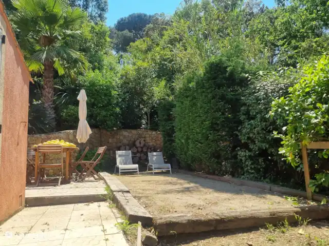 Maison Cocorico vista sin obstáculos en Francia, Costa Azul, Cogolin - casa vacacional Los limones en la mesa bajo el sol de la tarde provienen del arbusto de la derecha en la foto, lo que da deliciosos limones jugosos durante todo el año.