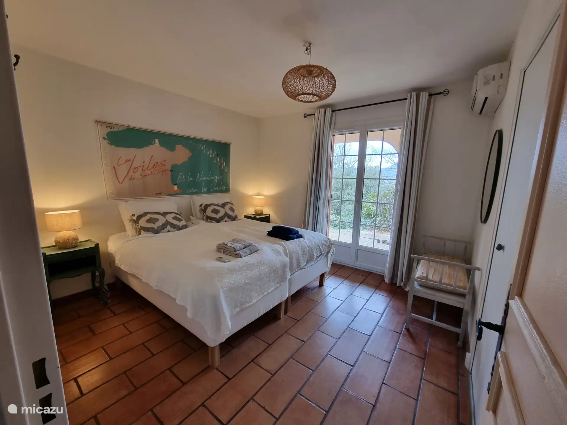 3 geräumige Schlafzimmer für 2 Personen mit Boxsprings, Klimaanlage, Kleiderschrank und Terrassentüren zur Terrasse auf der Nordseite mit Rollgittern gegen Schädlinge.