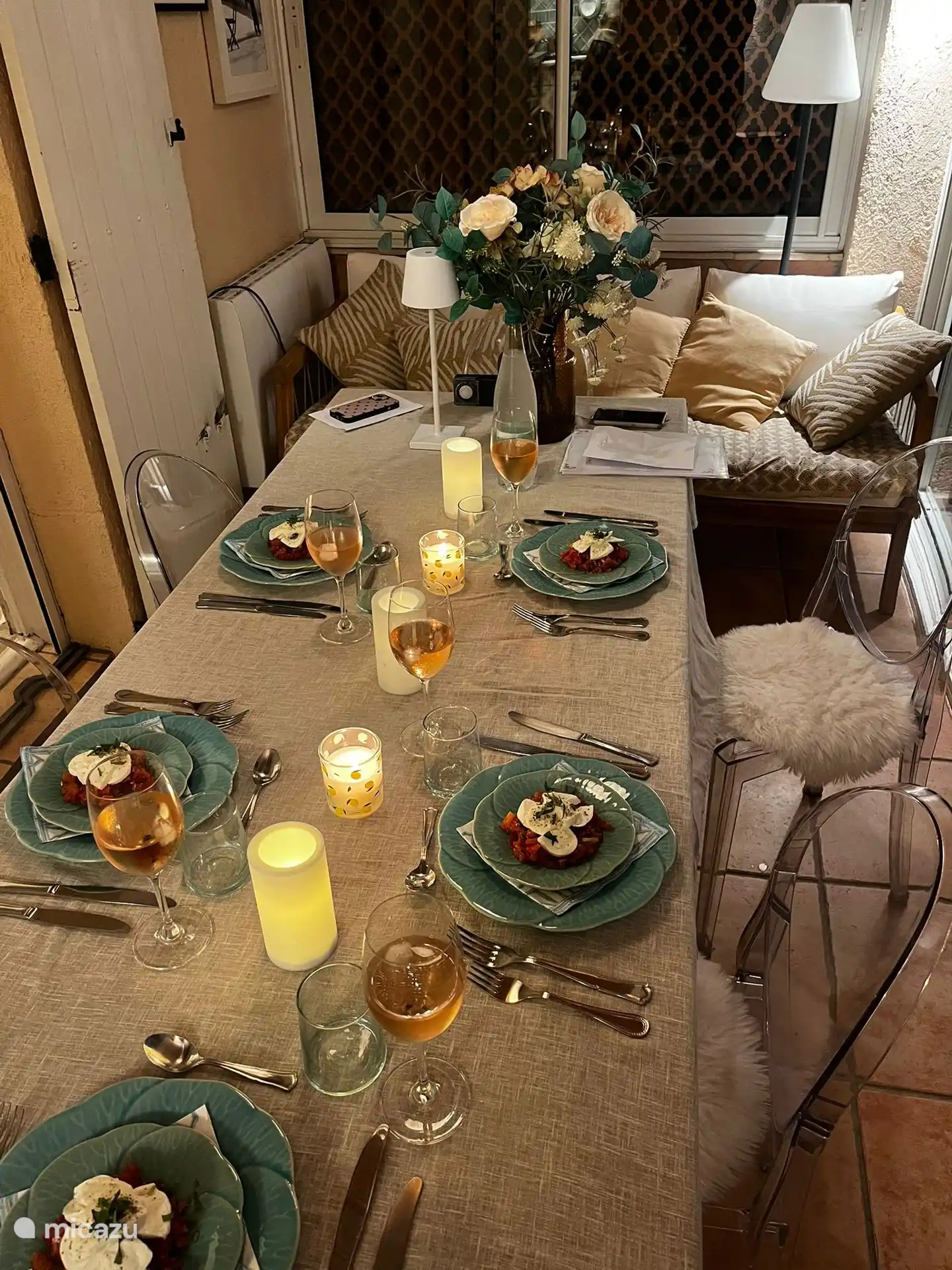 uitgebreid dineren in de eetkamer. 