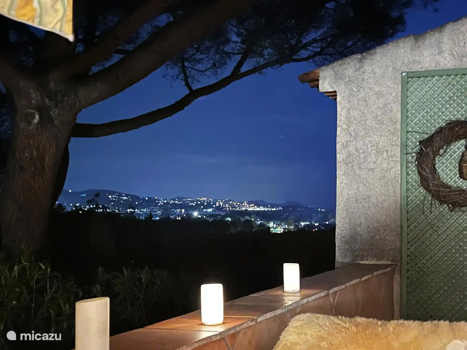uitzicht op de baai met de verlichting van Sainte Maxime
